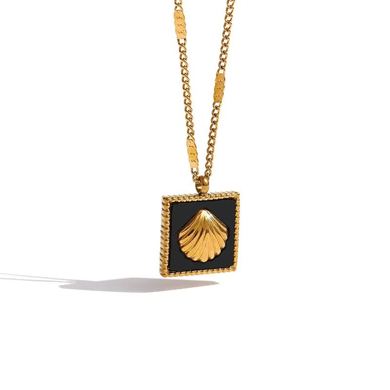 Golden Clam Motif Necklace