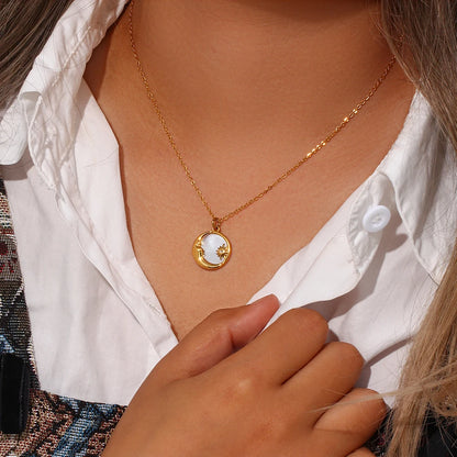 Moon et Star Mother of Pearl Necklace